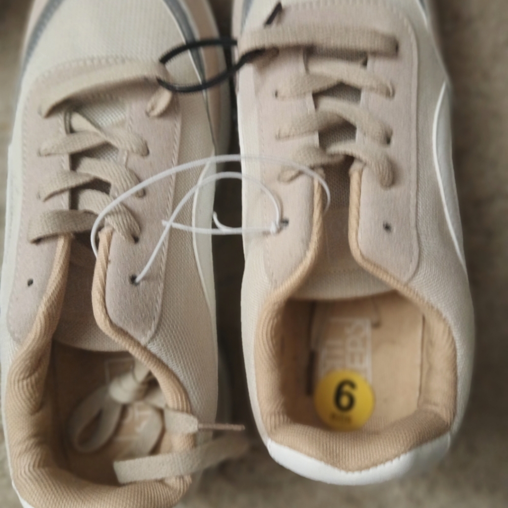 Womens tennis shoes